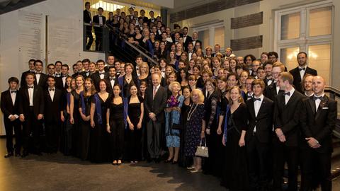 Gruppenbild mit Königin: Das Europäische Jugendorchester bei einem Konzert im Amsterdamer Concertgebouw im August 2012, zusammen mit der damaligen Königin Beatrix.