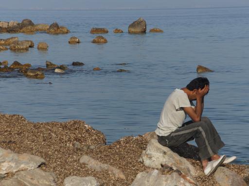 Ein verzweifelter Flüchtling am Strand von Lesbos.
