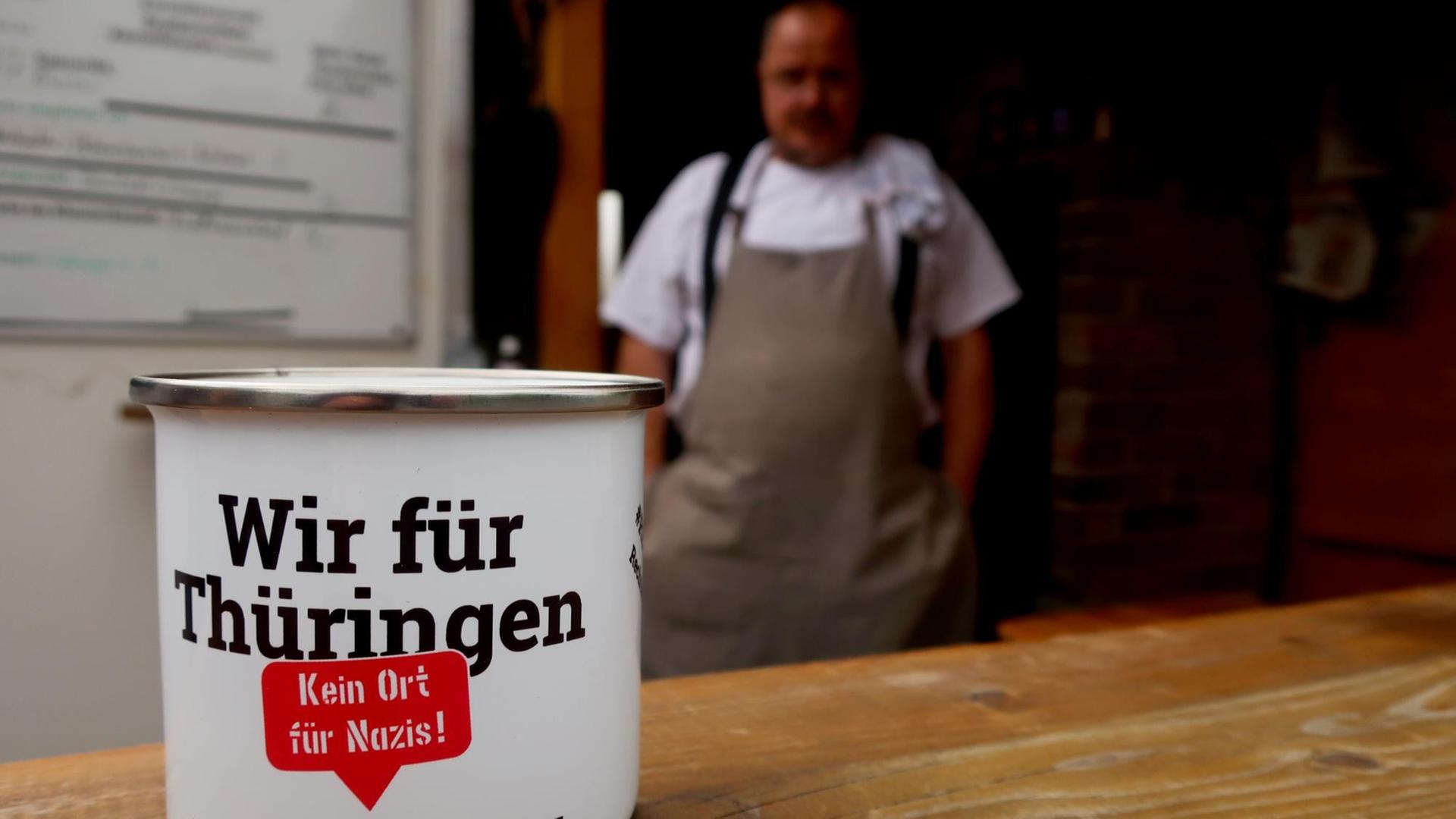 Tasse mit der Aufschrift „Wir für Thüringen — Kein Ort für Nazis!“