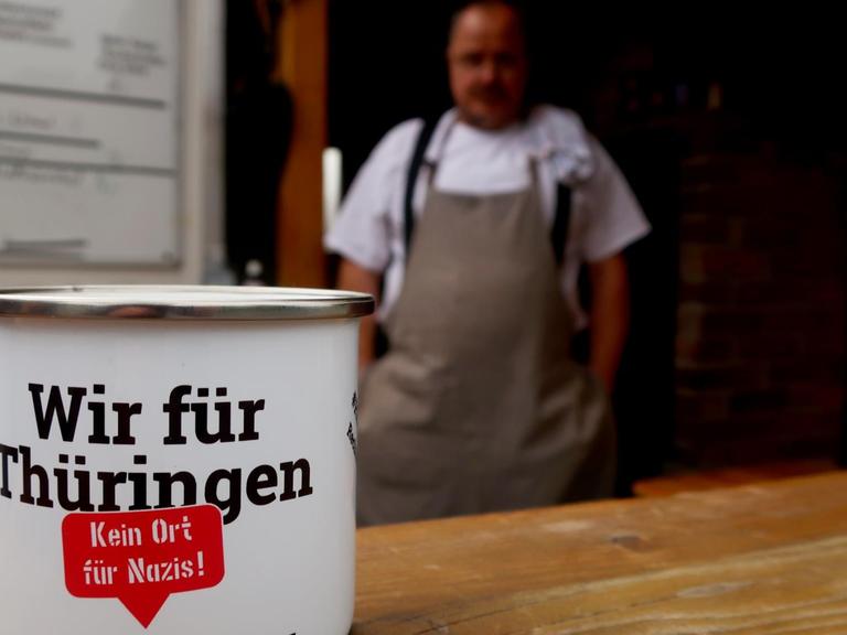 Tasse mit der Aufschrift „Wir für Thüringen — Kein Ort für Nazis!“