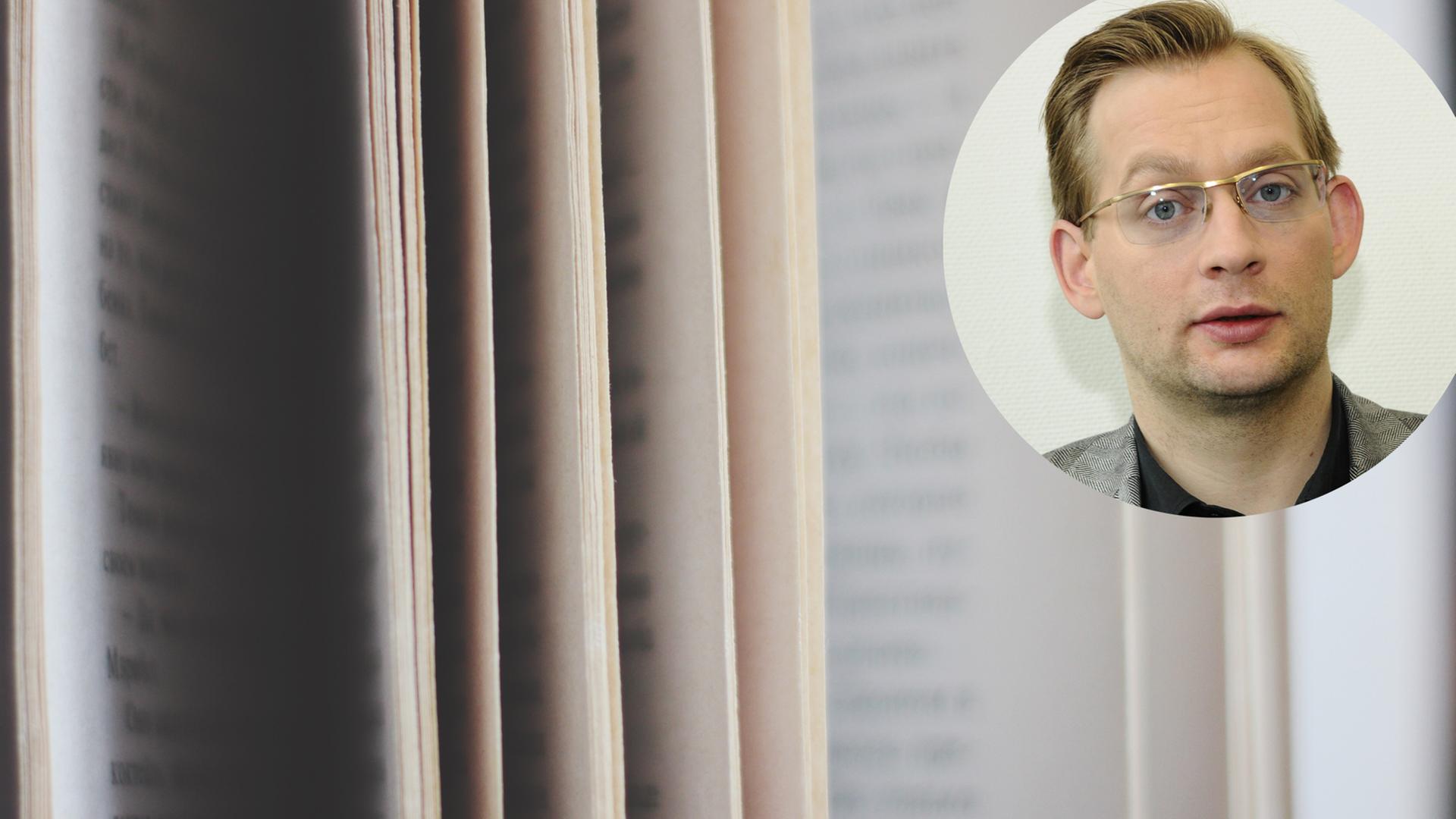 Clemens Meyer schaut in die Kamera. Im Hintergrund sind aufgeschlagene Buchseiten in der Nahaufnahme. Clemens Meyer schaut in die Kamera. Im Hintergrund sind aufgeschlagene Buchseiten in der Nahaufnahme.