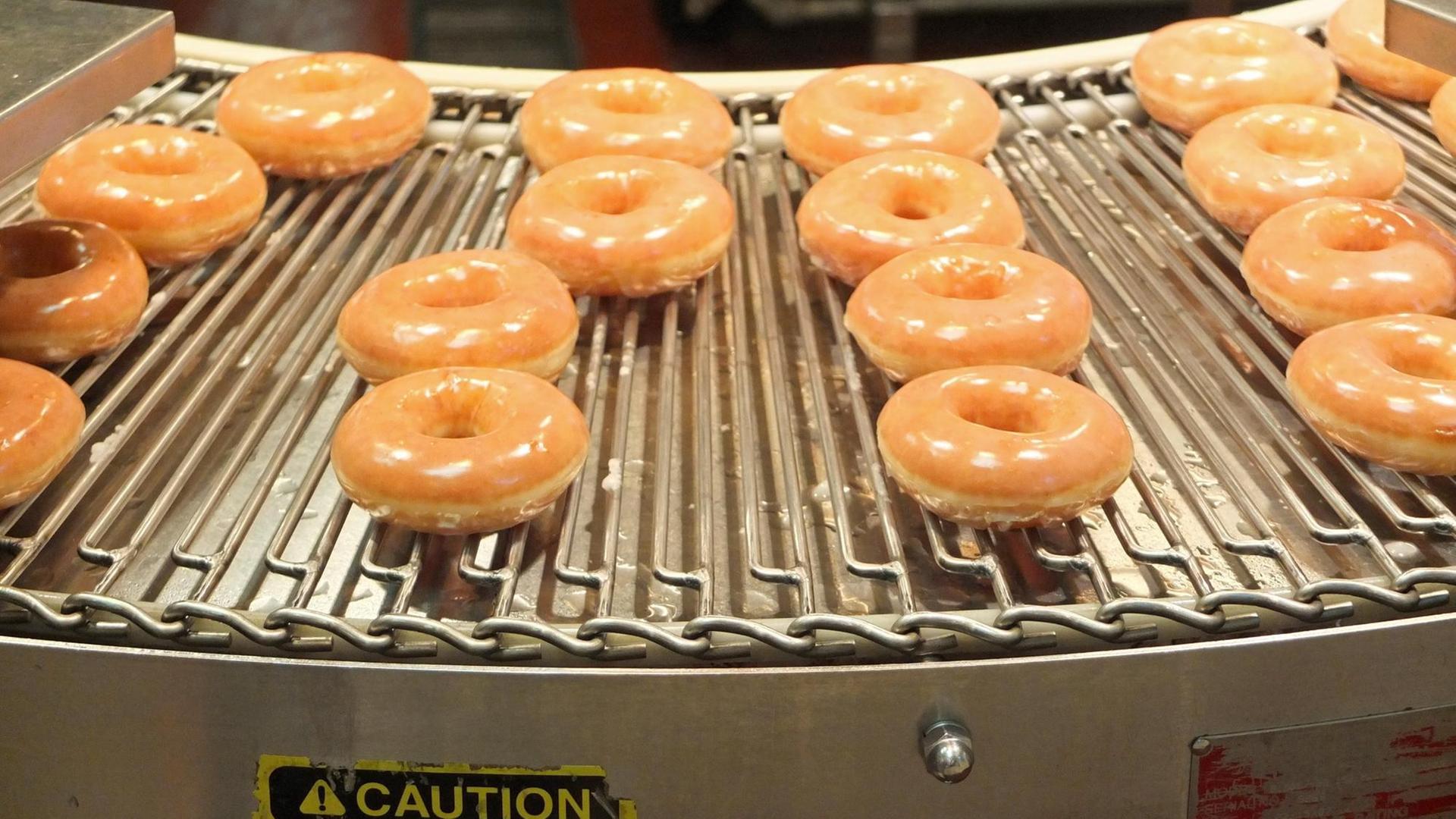 Produktion von Donuts. Produktion von Donuts.