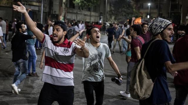 Demonstranten rufen Slogans während eines seltenen Protestes gegen die Regierung in der Innenstadt von Kairo. Die Demonstranten forderten am späten Freitagabend den Sturz des ägyptischen Präsidenten al-Sisi. Oppositionsmedien berichteten von Demonstrationen auf dem zentralen Tahrir-Platz in Kairo, Alexandria, Suez und Mansura. In Kairo seien mehrere Demonstranten von der Polizei verhaftet worden, berichtete die unabhängige Webseite Mada Masr.