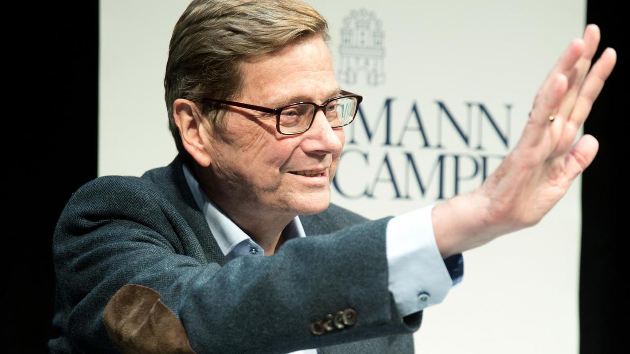 Ex-Außenminister Guido Westerwelle (FDP) sitzt bei der Vorstellung seines Buches "Zwischen zwei Leben. Von Liebe, Tod und Zuversicht" am 08.11.2015 ins Berliner Ensemble in Berlin auf dem Podium.