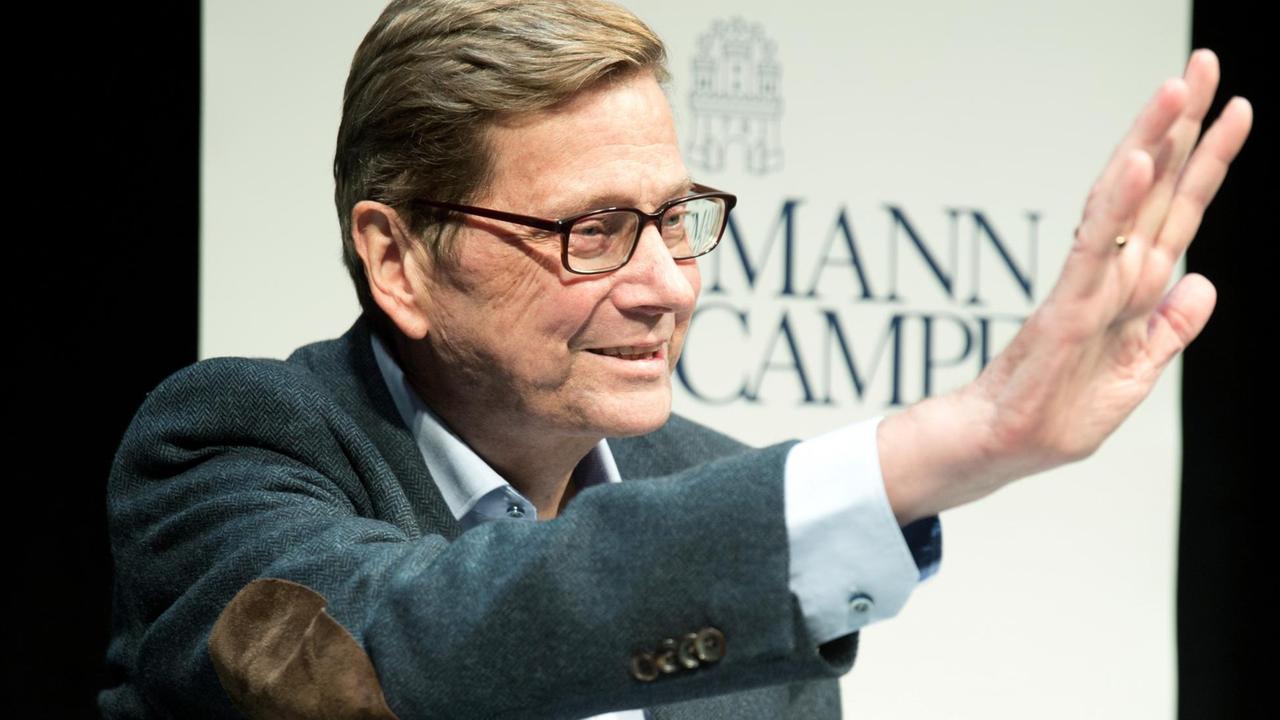 Ex-Außenminister Guido Westerwelle (FDP) sitzt bei der Vorstellung seines Buches "Zwischen zwei Leben. Von Liebe, Tod und Zuversicht" am 08.11.2015 ins Berliner Ensemble in Berlin auf dem Podium. Ex-Außenminister Guido Westerwelle (FDP) sitzt bei der Vorstellung seines Buches "Zwischen zwei Leben. Von Liebe, Tod und Zuversicht" am 08.11.2015 ins Berliner Ensemble in Berlin auf dem Podium.