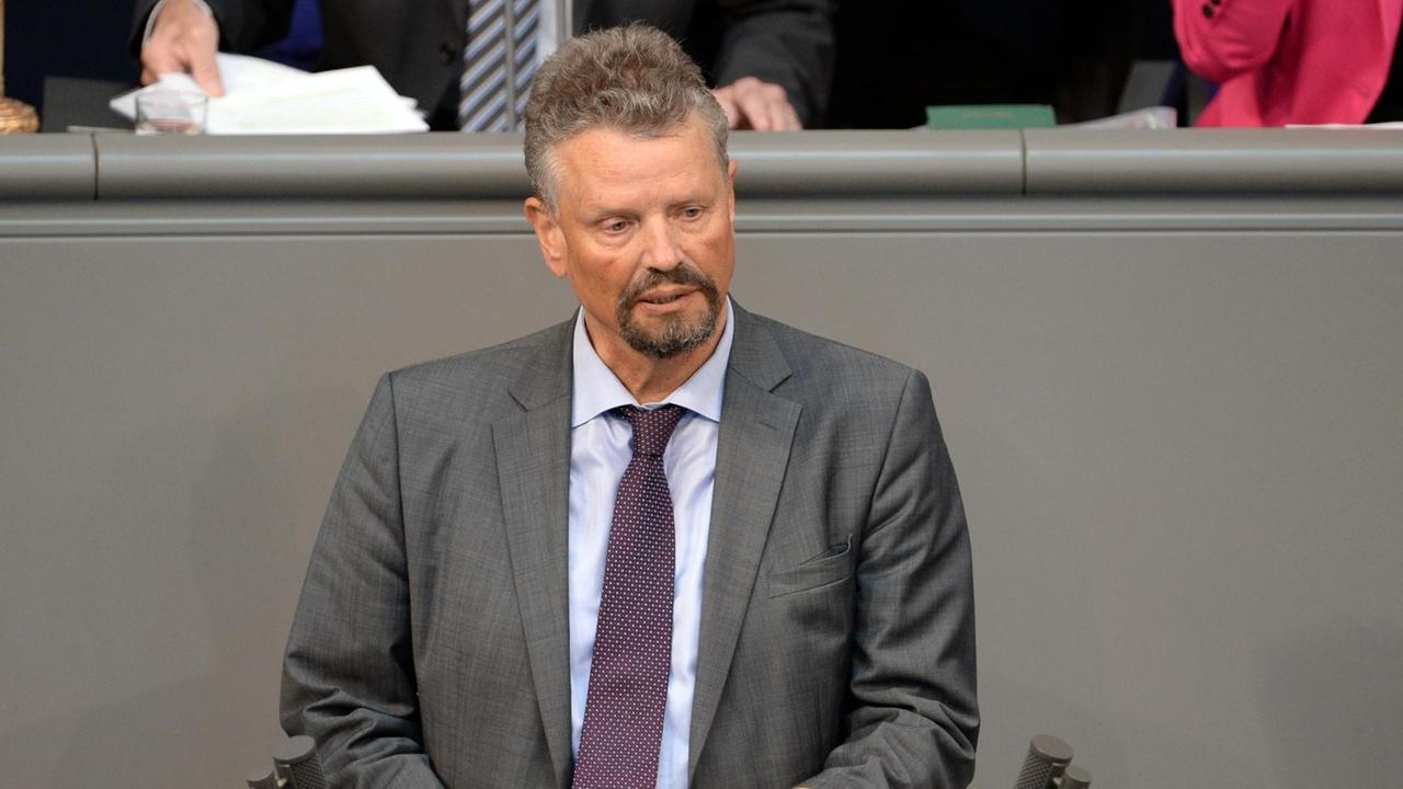 Gernot Erler spricht im grauen Anzug am Rednerpult des Deutschen Bundestages. Er hält sein Manuskript in der Hand. Gernot Erler spricht im grauen Anzug am Rednerpult des Deutschen Bundestages. Er hält sein Manuskript in der Hand.