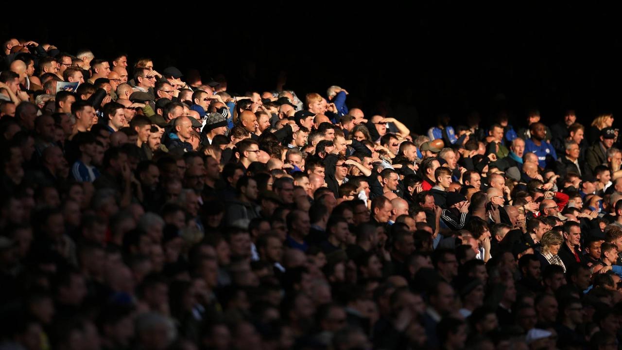 Chelsea-Fans beim Spiel gegen den FC Fulham. Chelsea-Fans beim Spiel gegen den FC Fulham.