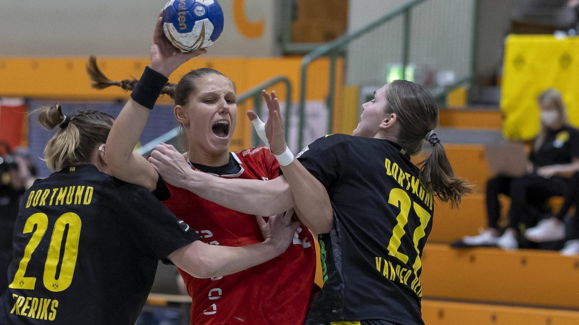 210331-BVB vs SG BBM Bietigheim HBF 1.BL, Saison 2020/21 Spieltag 23/30 Sporthalle Wellinghofen, Am Lieberfeld 13, 44625 Dortmund BVB-Handballdamen-Bundesliga-Spiel 2020/21 Dortmund *** 210331 BVB vs SG BBM Bietigheim HBF 1 BL, Season 2020 21 Matchday 23 30 Sporthalle Wellinghofen, Am Lieberfeld 13, 44625 Dortmund BVB Handballdamen Bundesliga Match 2020 21 Dortmund Copyright: xEibner-Pressefotox/xStummbilligx EP_stumm 210331-BVB vs SG BBM Bietigheim HBF 1.BL, Saison 2020/21 Spieltag 23/30 Sporthalle Wellinghofen, Am Lieberfeld 13, 44625 Dortmund BVB-Handballdamen-Bundesliga-Spiel 2020/21 Dortmund *** 210331 BVB vs SG BBM Bietigheim HBF 1 BL, Season 2020 21 Matchday 23 30 Sporthalle Wellinghofen, Am Lieberfeld 13, 44625 Dortmund BVB Handballdamen Bundesliga Match 2020 21 Dortmund Copyright: xEibner-Pressefotox/xStummbilligx EP_stumm