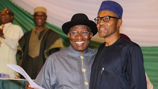 Nigerias amtierender Präsident Muhammadu Buhari (r) mit seinem Vorgänger Goodluck Jonathan.
