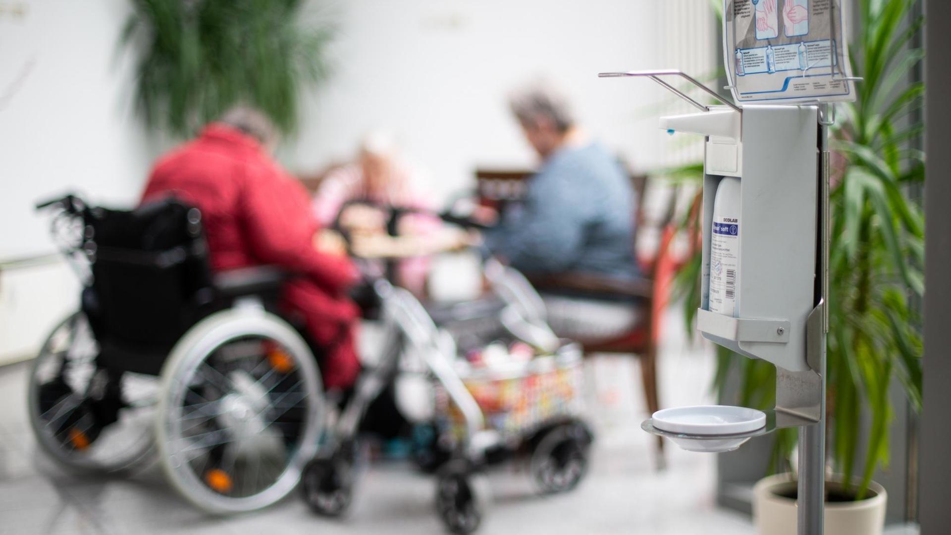 Alte Menschen mit Rollstuhl und Rollator in einem Pflegeheim