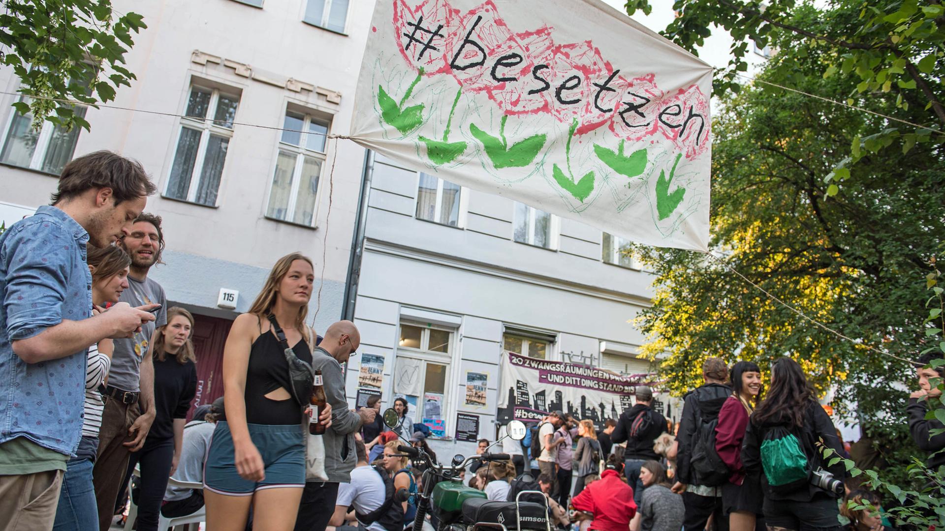 Am Pfingstsonntag wurden in Berlin Häuser besetzt. Mit der Aktion wollten die Besetzer ein Zeichen gegen Verdrängung und Wohnungsnot setzen. Am Pfingstsonntag wurden in Berlin Häuser besetzt. Mit der Aktion wollten die Besetzer ein Zeichen gegen Verdrängung und Wohnungsnot setzen.