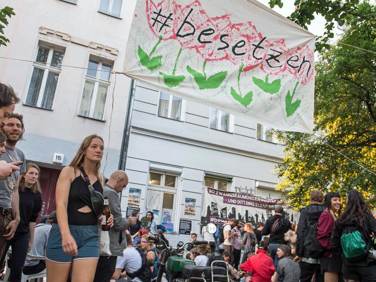 Am Pfingstsonntag wurden in Berlin Häuser besetzt. Mit der Aktion wollten die Besetzer ein Zeichen gegen Verdrängung und Wohnungsnot setzen.
