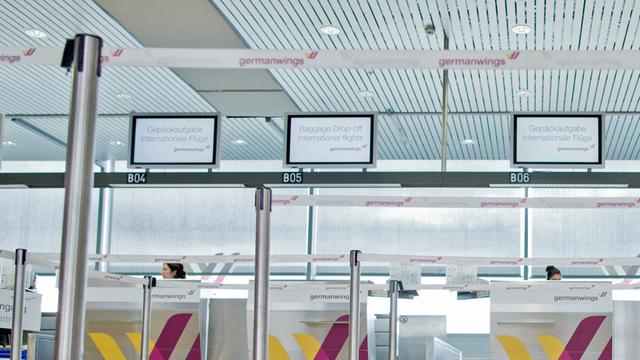 "Fluggast Information getrichene Flüge" und "Germanwings" ist auf einem Bildschirm am Check-In-Schalters von Germanwings am 29.08.2014 am Flughafen Tegel in Berlin zu lesen.