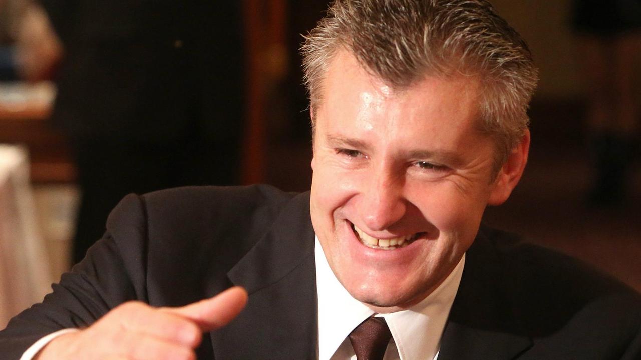 Davor Suker bei seiner Wahl zum neuen Präsidenten des kroatischen Fußballverbandes am 5. Juli 2012 (picture alliance / dpa / Antonio Bat). Davor Suker bei seiner Wahl zum neuen Präsidenten des kroatischen Fußballverbandes am 5. Juli 2012 (picture alliance / dpa / Antonio Bat).