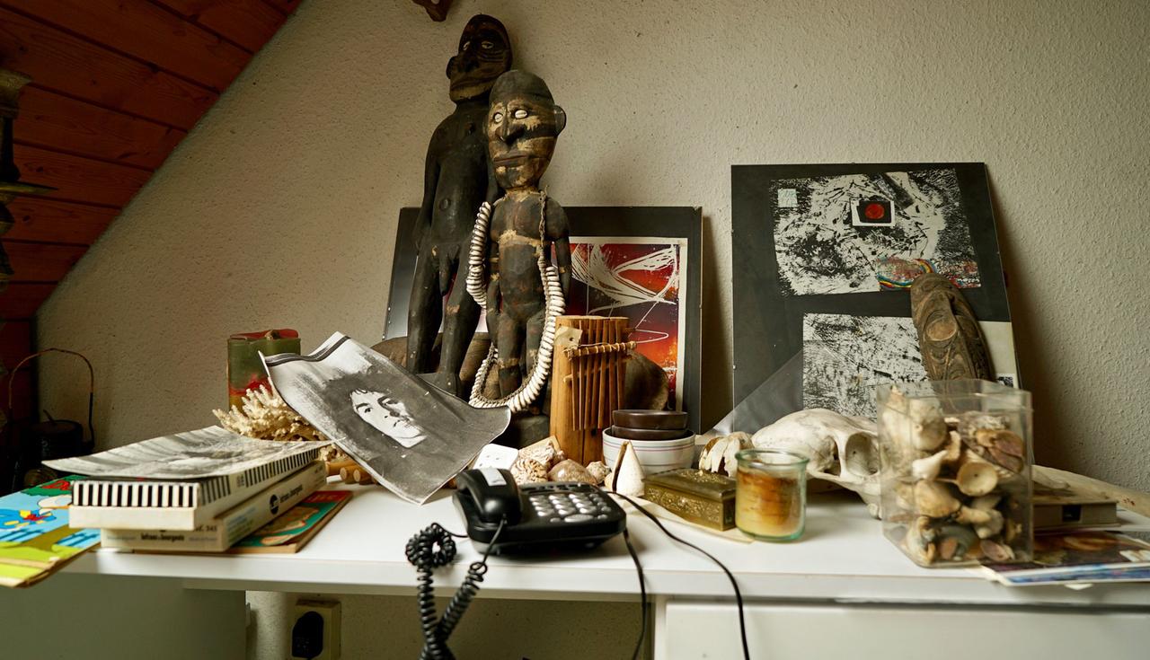 Auf dem Schreibtisch in Andres Veiels Jugendzimmer in Stuttgart: eine Muschelsammlung, ein Telefon, Figuren und andere Kleinigkeiten.