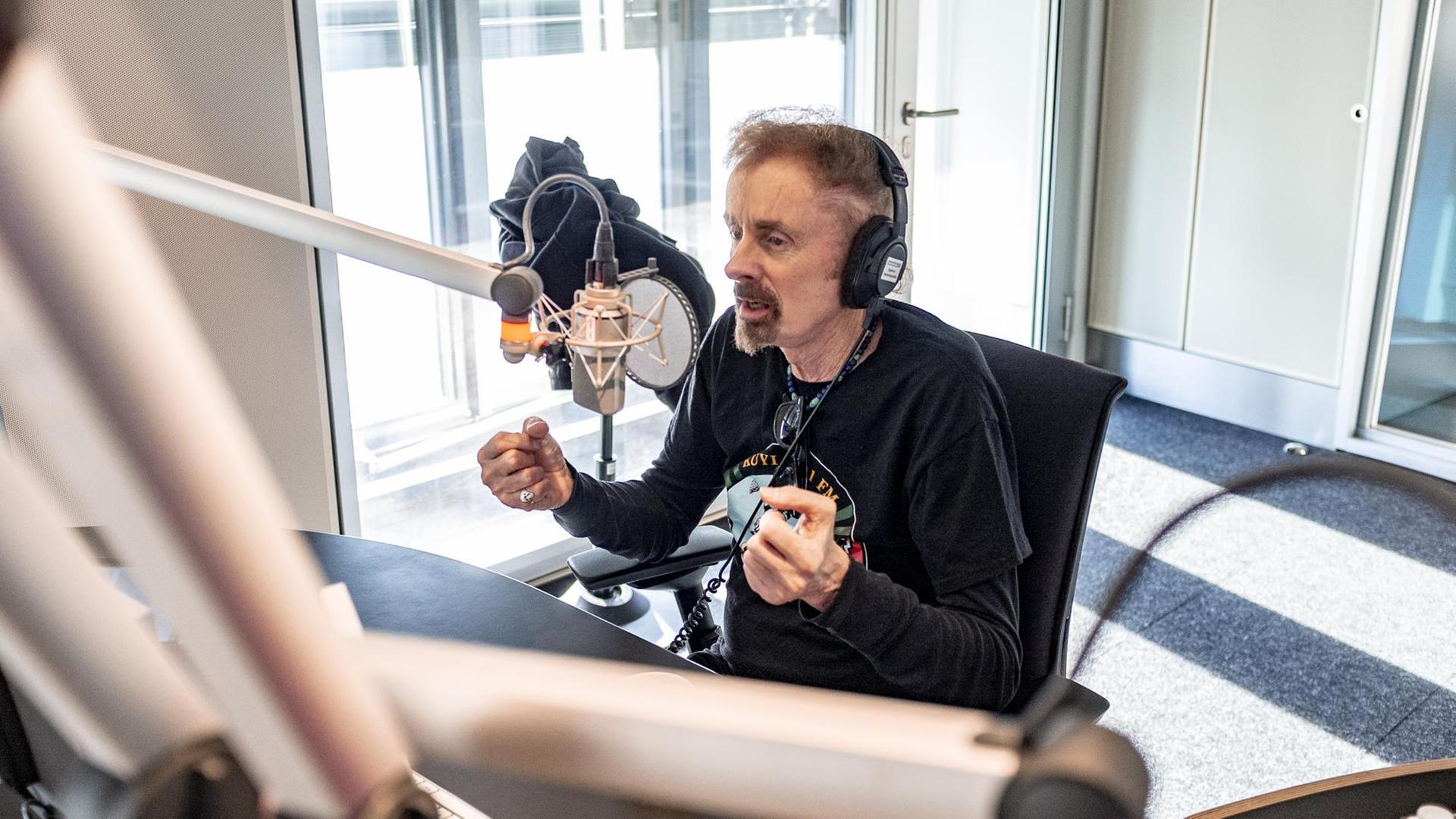 T.C. Boyle in der Lesart im Deutschlandfunk Kultur, live im Studio. T.C. Boyle in der Lesart im Deutschlandfunk Kultur, live im Studio.