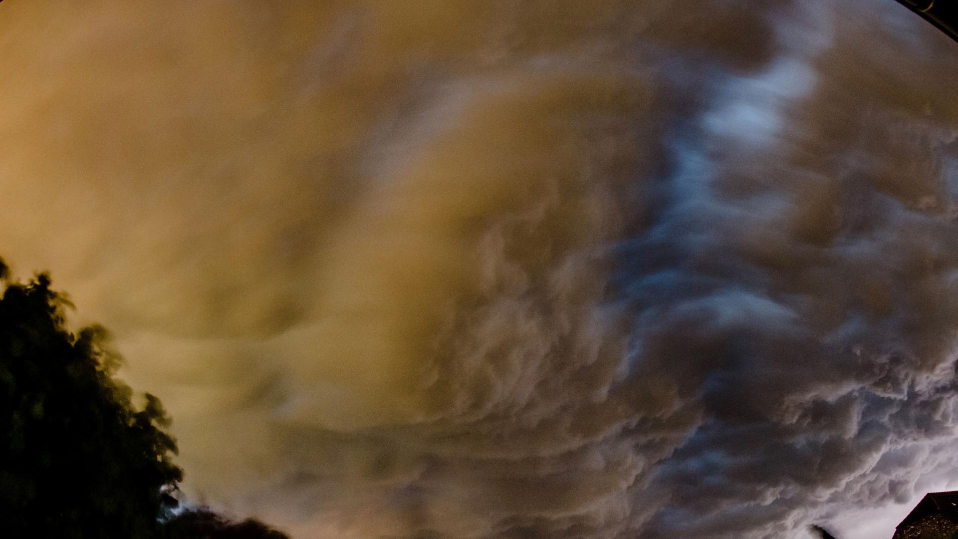 Gewitterwolken ziehen am 09.06.2014 über den Ort Sörmeke bei Geseke (Nordrhein-Westfalen). Orkanböen, Starkregen und heftige Blitze: Wie eine Walze zog eine Gewitterfront über Nordrhein-Westfalen am 09.06.2014 hinweg. Gewitterwolken ziehen am 09.06.2014 über den Ort Sörmeke bei Geseke (Nordrhein-Westfalen). Orkanböen, Starkregen und heftige Blitze: Wie eine Walze zog eine Gewitterfront über Nordrhein-Westfalen am 09.06.2014 hinweg.