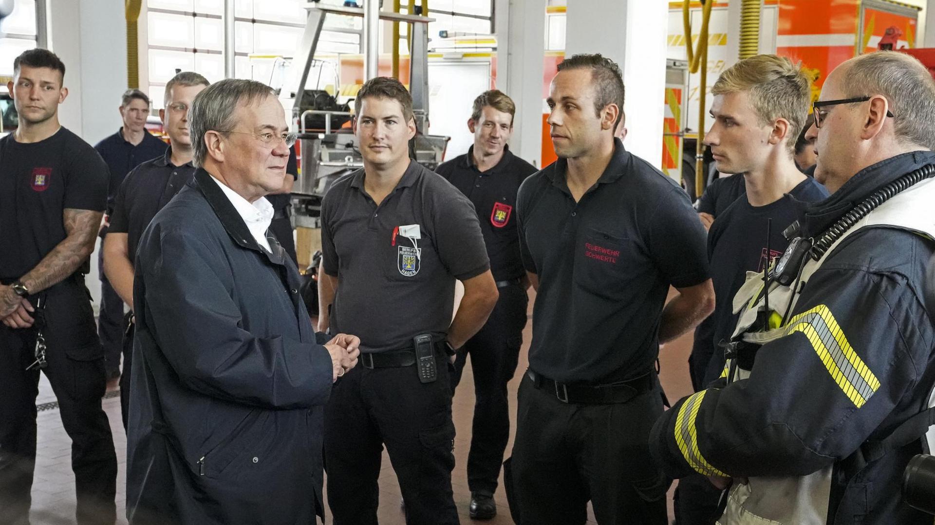 Ministerpräsident Armin Laschet besucht Feuerwehrmänner in Hagen. Ministerpräsident Armin Laschet besucht Feuerwehrmänner in Hagen.