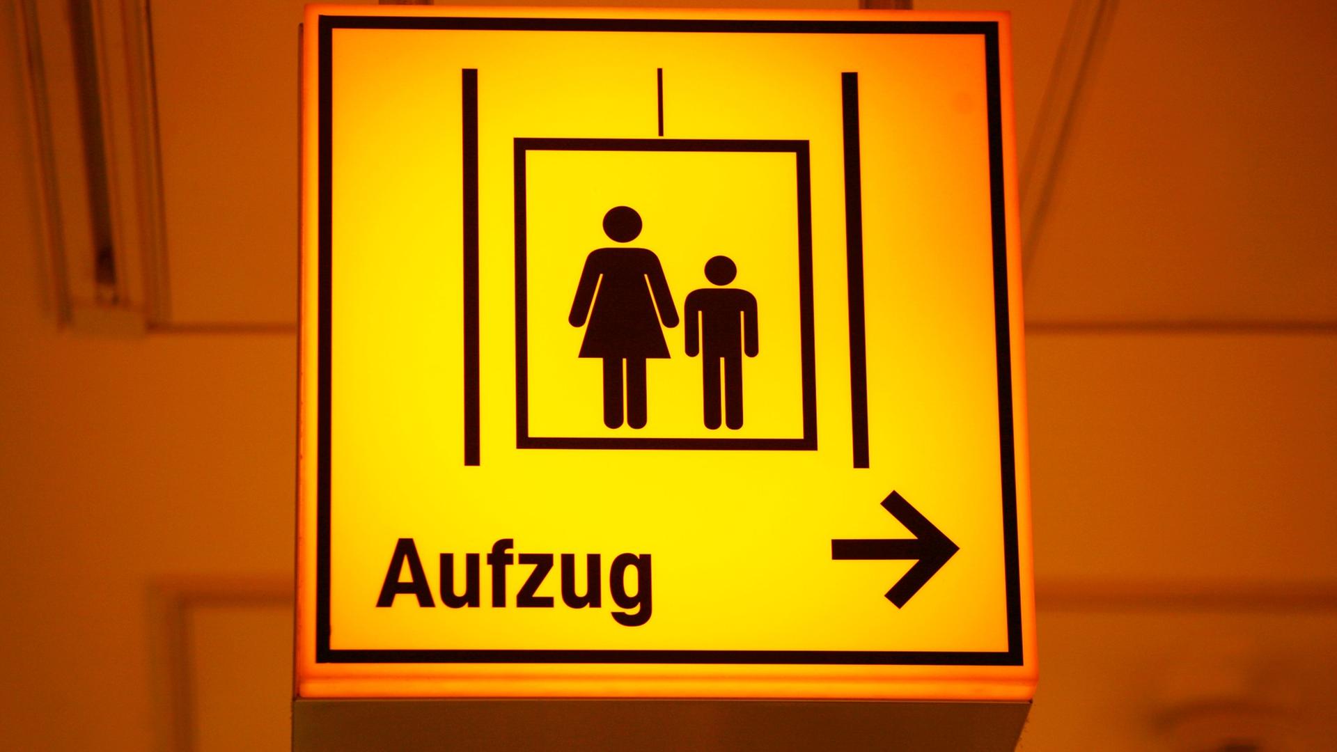 Man stelle sich einen Fahrstuhl vor und überlege, was mit den darin befindlichen Menschen in der Schwerelosigkeit passiert. So macht es Albert Einstein und kam zu erstaunlichen Ergebnissen. Man stelle sich einen Fahrstuhl vor und überlege, was mit den darin befindlichen Menschen in der Schwerelosigkeit passiert. So macht es Albert Einstein und kam zu erstaunlichen Ergebnissen.