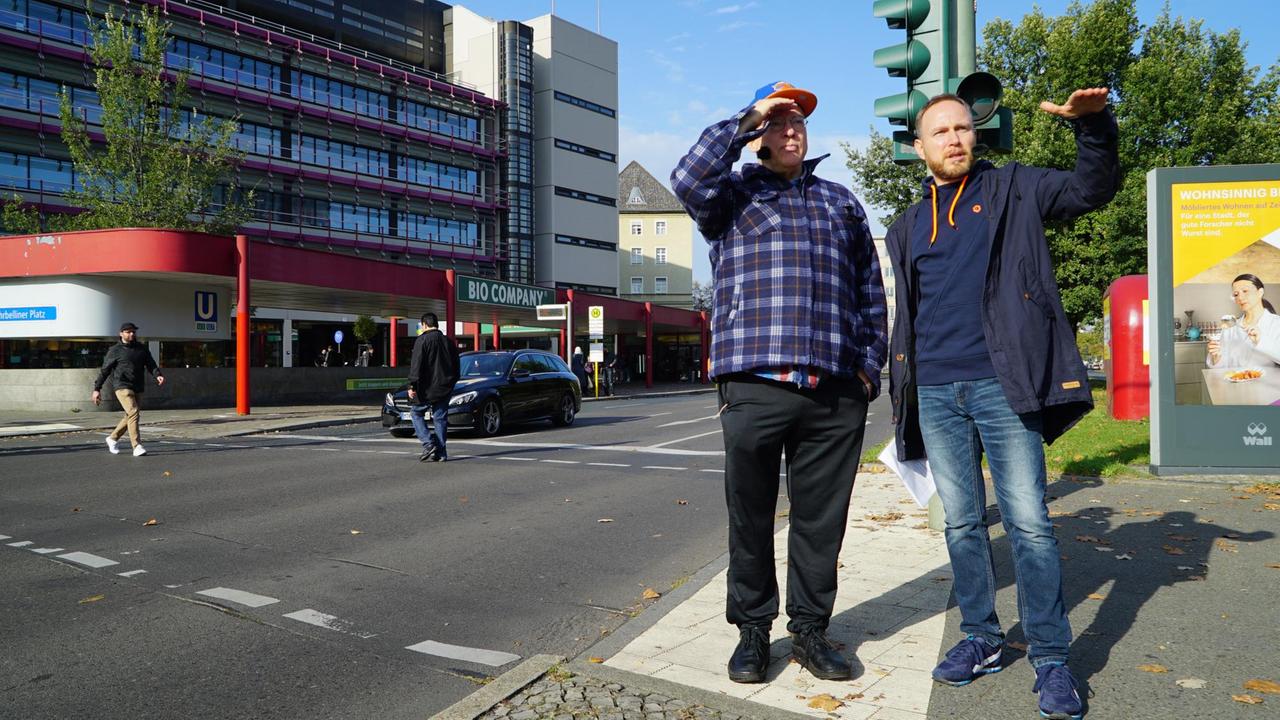 2379710612_Rosa von Praunheim und Olaf Kosert auf dem Fehrbelliner Platz.jpg 2379710612_Rosa von Praunheim und Olaf Kosert auf dem Fehrbelliner Platz.jpg