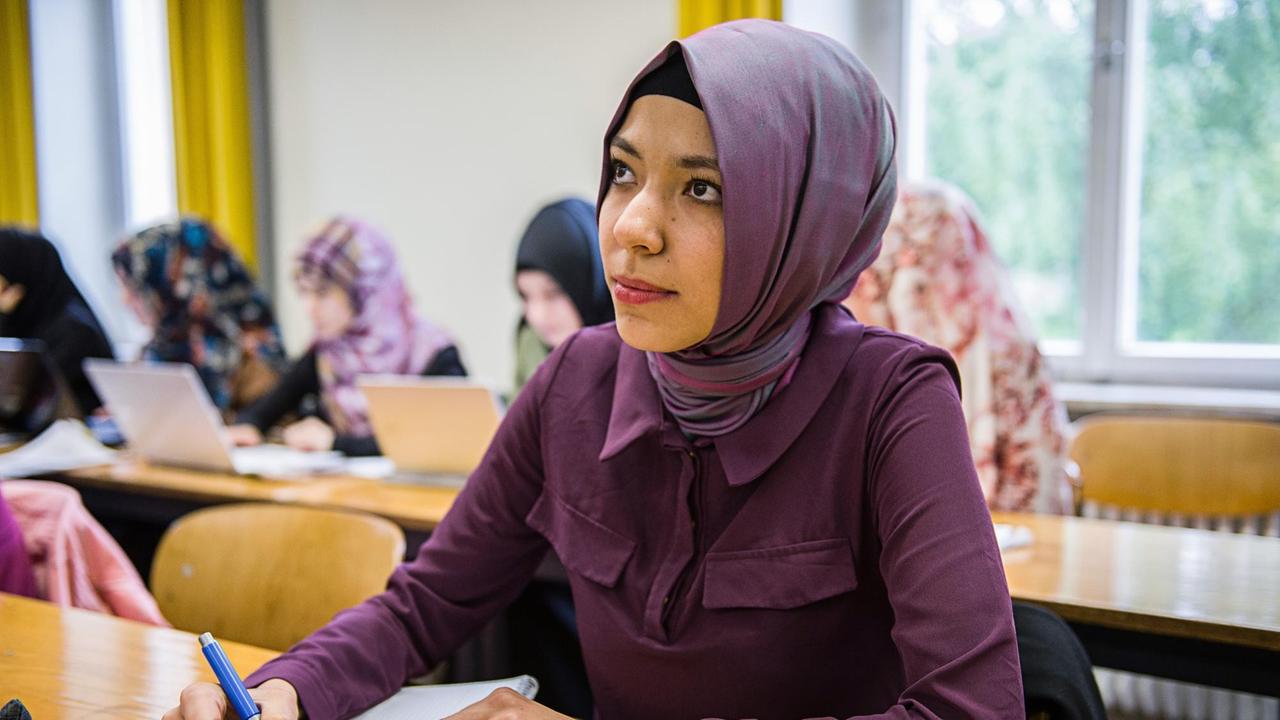 Esra Öztürk, Studentin für Islamische Religionslehre und Geschichte auf Lehramt, sitzt am 10.06.2015 während einer Vorlesung in der Universität in Tübingen (Baden-Württemberg) an einem Tisch. Das Zentrum für Islamische Theologie in Tübingen ist eines von vier Zentren in Deutschland das vor vier Jahren vom Bundesministerium für Bildung und Forschung eingerichtet wurde, um unter anderem Lehrer und Imame auszubilden. Esra Öztürk, Studentin für Islamische Religionslehre und Geschichte auf Lehramt, sitzt am 10.06.2015 während einer Vorlesung in der Universität in Tübingen (Baden-Württemberg) an einem Tisch. Das Zentrum für Islamische Theologie in Tübingen ist eines von vier Zentren in Deutschland das vor vier Jahren vom Bundesministerium für Bildung und Forschung eingerichtet wurde, um unter anderem Lehrer und Imame auszubilden.