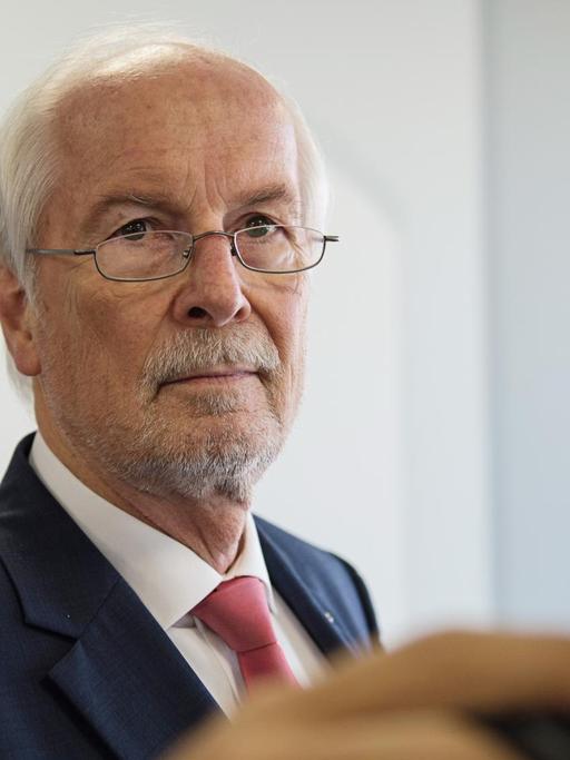 Generalbundesanwalt Harald Range spricht am 04.08.2015 in Karlsruhe vor Medienvertretern.