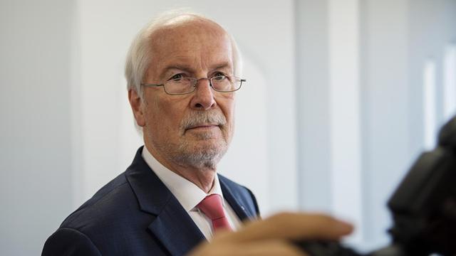 Generalbundesanwalt Harald Range spricht am 04.08.2015 in Karlsruhe vor Medienvertretern.