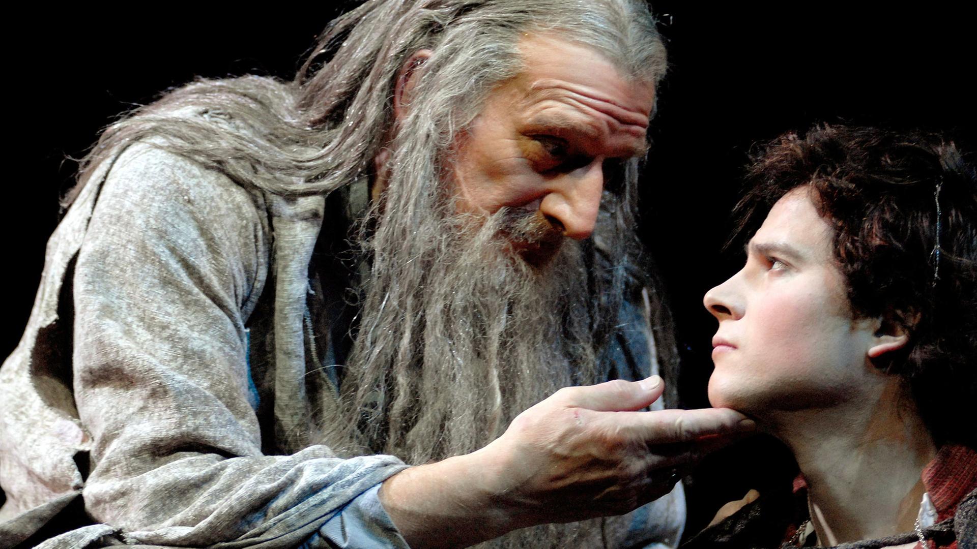 Malcolm Storry (l) als Zauberer Gandalf und James Loye als Hobbit Frodo Beutlin, der Ringträger, in "Herr der Ringe" Malcolm Storry (l) als Zauberer Gandalf und James Loye als Hobbit Frodo Beutlin, der Ringträger, in "Herr der Ringe"