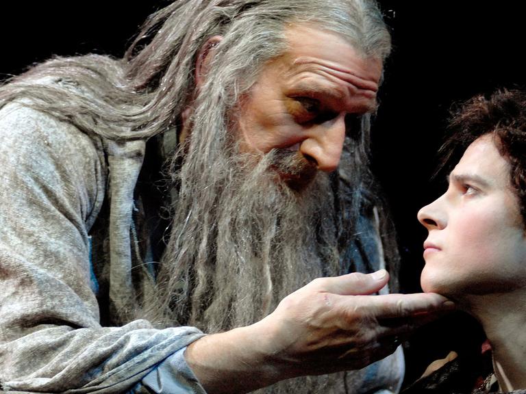 Malcolm Storry (l) als Zauberer Gandalf und James Loye als Hobbit Frodo Beutlin, der Ringträger, in "Herr der Ringe"