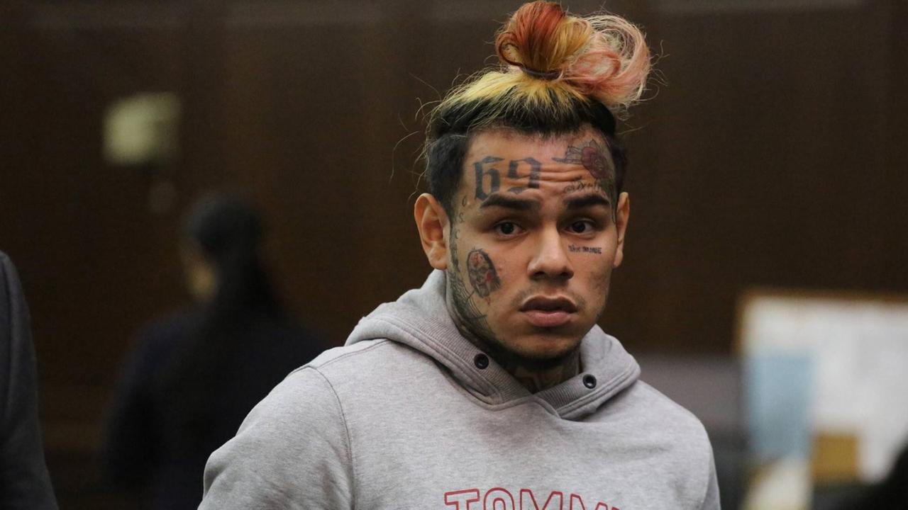 Der Rapper Tekashi 69 bei einer Gerichtsverhandlung, New York 2018 Der Rapper Tekashi 69 bei einer Gerichtsverhandlung, New York 2018