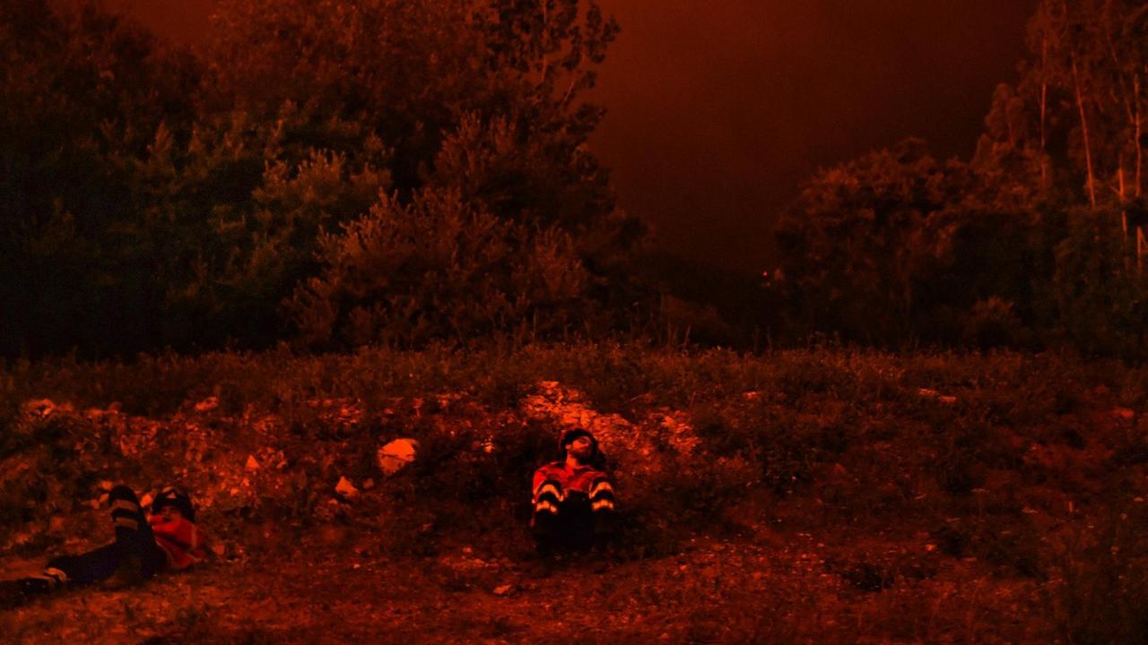 Ein Feuerwehrmann ruht sich am 18.06.2017 nach seinem Einsatz bei der Bekämpfung eines Waldbrandes in Penela (Portugal) aus. Der verheerende Waldbrand mit mehreren Toten in Portugal ist der Polizei zufolge durch Blitzschlag ausgelöst worden. Ein Feuerwehrmann ruht sich am 18.06.2017 nach seinem Einsatz bei der Bekämpfung eines Waldbrandes in Penela (Portugal) aus. Der verheerende Waldbrand mit mehreren Toten in Portugal ist der Polizei zufolge durch Blitzschlag ausgelöst worden.