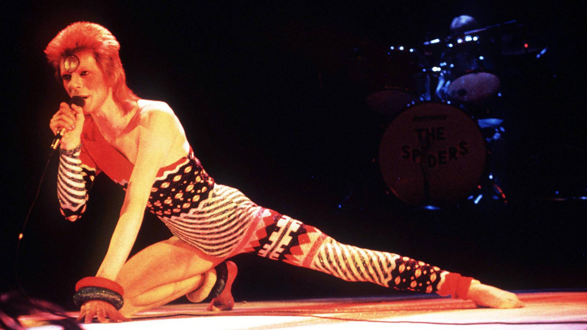 David Bowie 1974 bei einem Konzert in London: Er galt als großer Verwandlungskünstler.