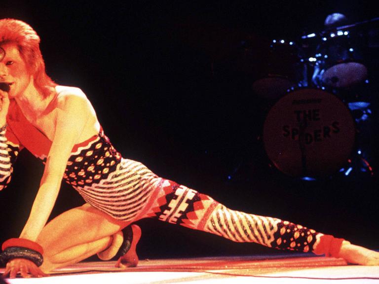 David Bowie 1974 bei einem Konzert in London: Er galt als großer Verwandlungskünstler.