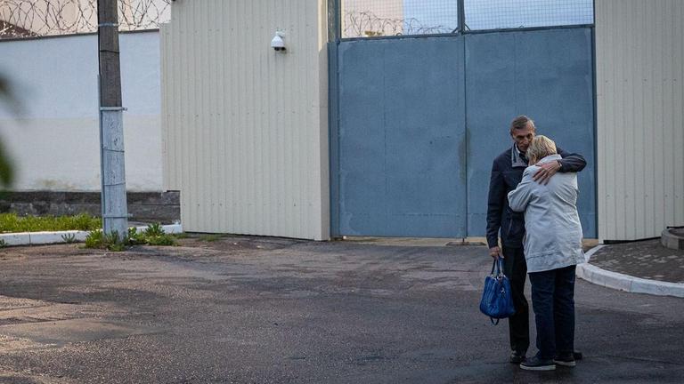 Die Eltern von Yelena Leuchanka warten vor dem Gefängnis. Die Eltern von Yelena Leuchanka warten vor dem Gefängnis.