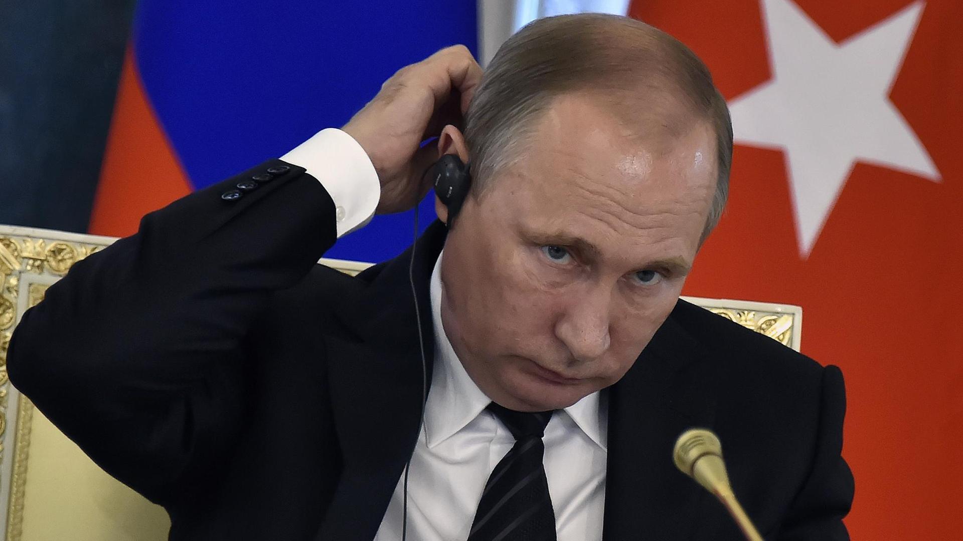 Der russische Präsident Wladimir Putin während einer Pressekonferenz in Sankt Petersburg Der russische Präsident Wladimir Putin während einer Pressekonferenz in Sankt Petersburg