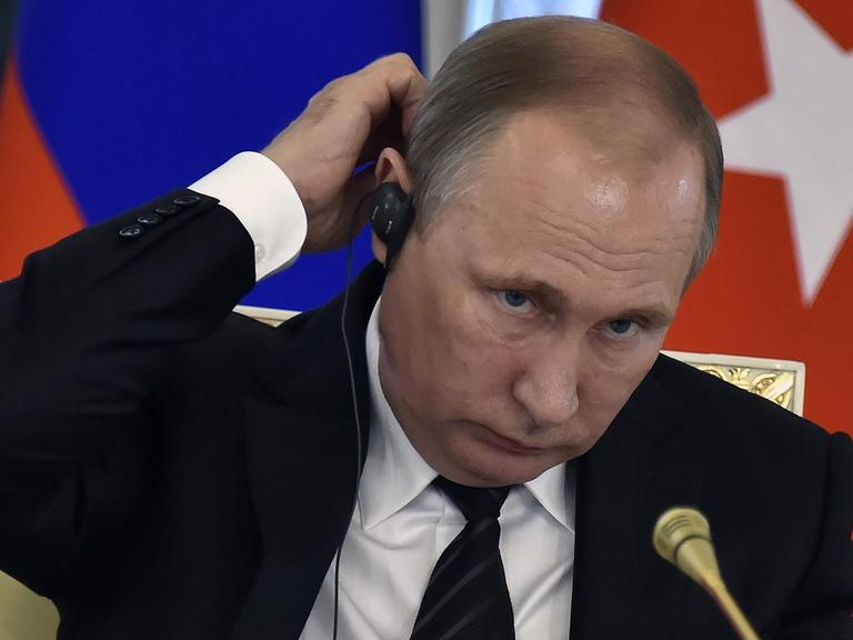 Der russische Präsident Wladimir Putin während einer Pressekonferenz in Sankt Petersburg