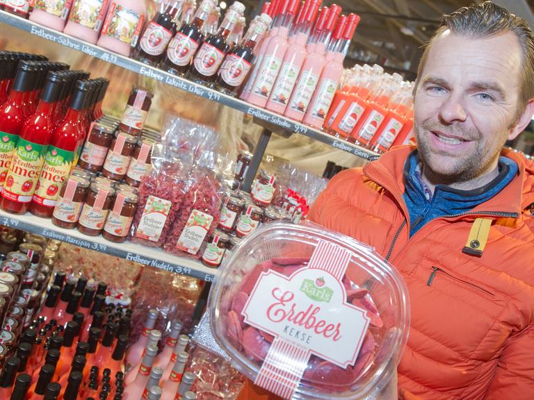 Robert Dahl, Geschäftsführer der Karls Markt OHG, zeigt in Karls Erlebnis-Dorf in Koserow auf der Insel Usedom (Mecklenburg-Vorpommern) Erdbeer-Kekse.