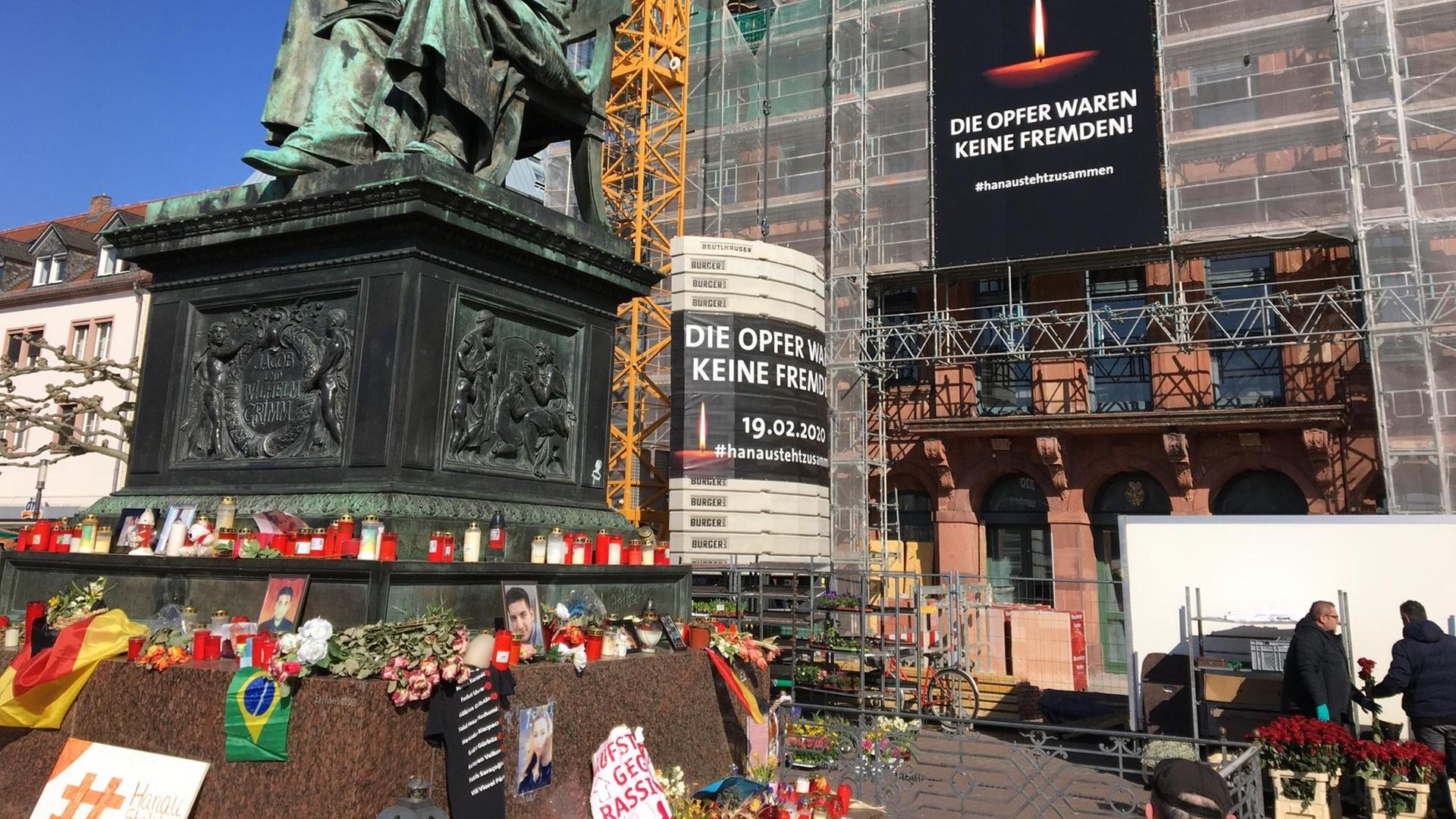 Am Brüder–Grimm-Denkmal vor dem Rathaus sind Blumen und Kerzen zum Gedenken abgelegt. Am Brüder–Grimm-Denkmal vor dem Rathaus sind Blumen und Kerzen zum Gedenken abgelegt.