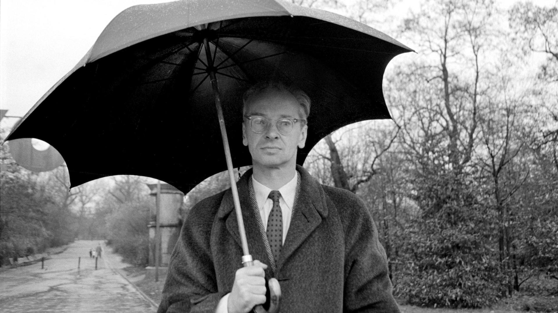 Der polnische Schriftsteller Jerzy Andrzejewski im November 1960 in Warschau. Der polnische Schriftsteller Jerzy Andrzejewski im November 1960 in Warschau.