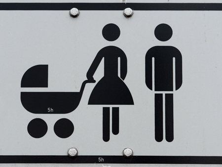 Ein Zusatzschild eines Verkehrsschildes zeigt eine Familie mit Kinderwagen Ein Zusatzschild eines Verkehrsschildes zeigt eine Familie mit Kinderwagen