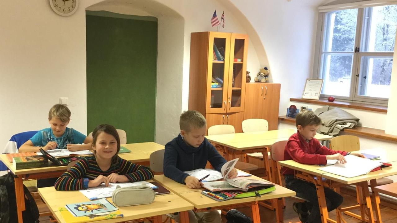 Klassenzimmer im ehemaligen Herrenhaus in Vääna - jetzt eine Landhaus-Schule Klassenzimmer im ehemaligen Herrenhaus in Vääna - jetzt eine Landhaus-Schule