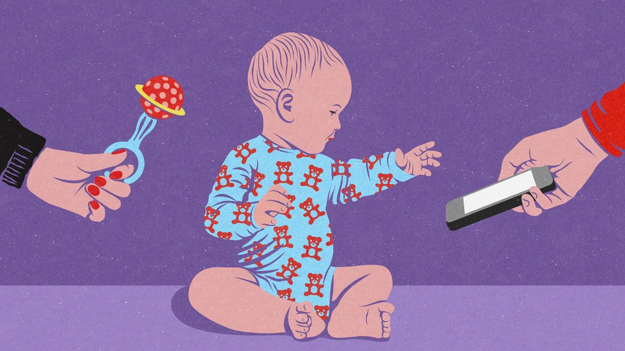 Baby wählt Smartphone statt Spielzeug-Rassel Baby wählt Smartphone statt Spielzeug-Rassel