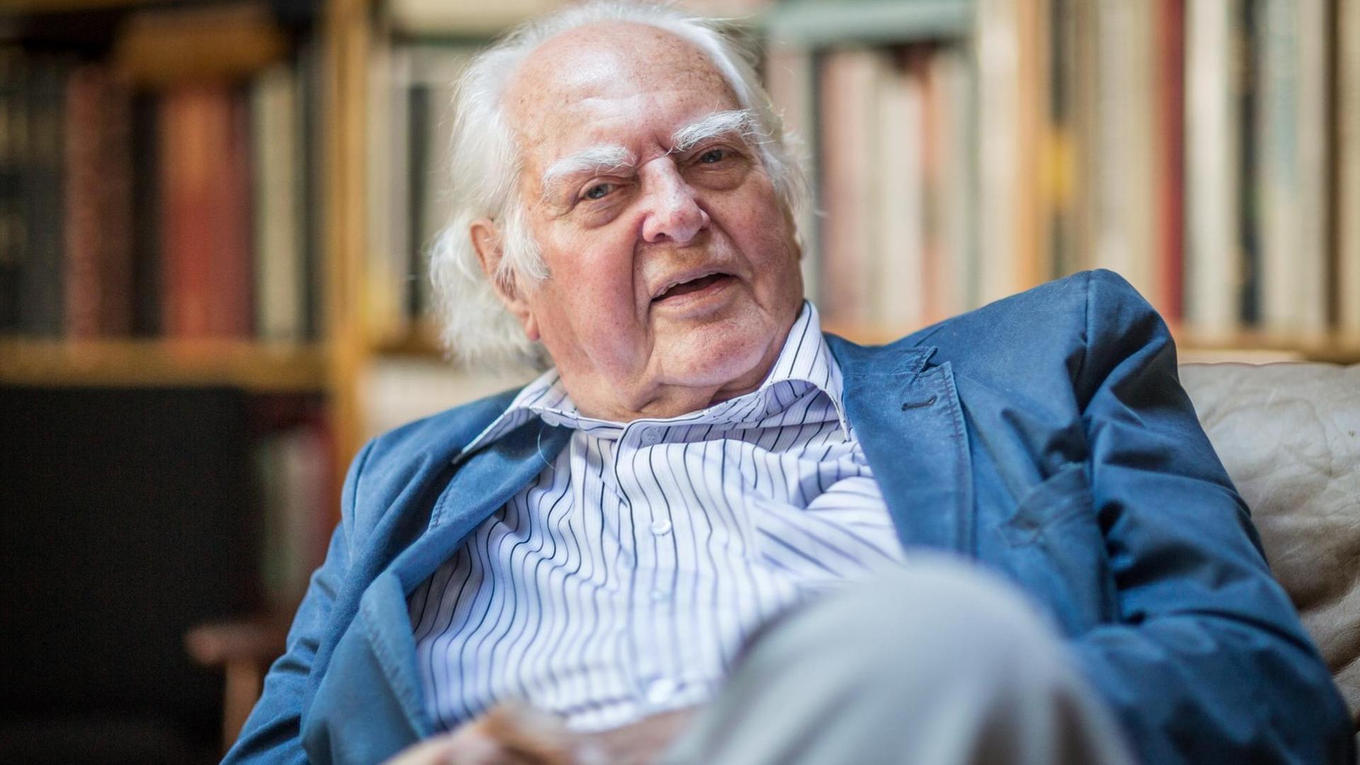 Hilmar Hoffmann, fotografiert am 10.07.2015 in Frankfurt am Main in seinem Haus im Stadtteil Oberrad. Hoffmann war zwischen 1970 und 1990 Kulturstadtrat in Frankfurt und von 1992 bis 2001 Präsident des Goethe-Instituts. Hilmar Hoffmann, fotografiert am 10.07.2015 in Frankfurt am Main in seinem Haus im Stadtteil Oberrad. Hoffmann war zwischen 1970 und 1990 Kulturstadtrat in Frankfurt und von 1992 bis 2001 Präsident des Goethe-Instituts.