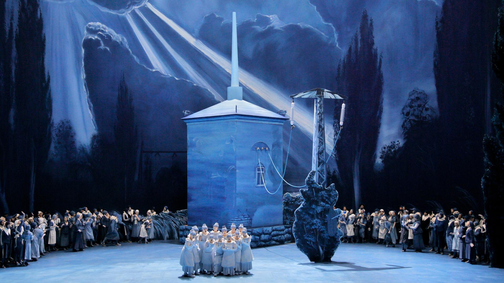 Blick auf das "Lohengrin"-Bühnenbild und die Kostüme: Das Künstlerpaar Neo Rauch und Rosa Loy haben beides in diesem Jahr gestaltet. Blick auf das "Lohengrin"-Bühnenbild und die Kostüme: Das Künstlerpaar Neo Rauch und Rosa Loy haben beides in diesem Jahr gestaltet.