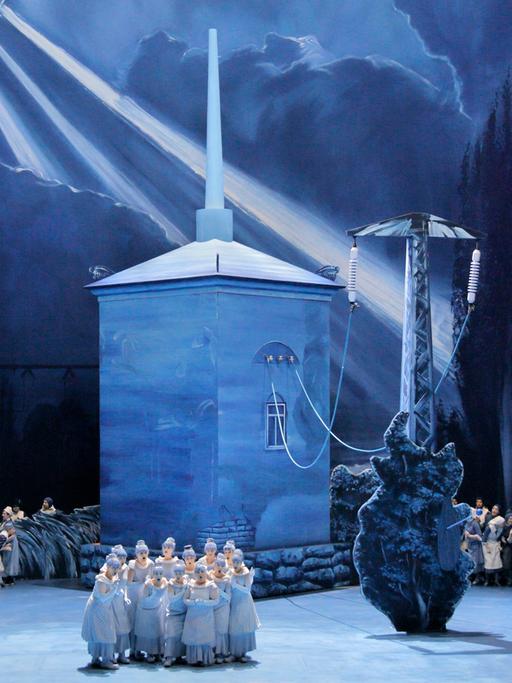 Blick auf das "Lohengrin"-Bühnenbild und die Kostüme: Das Künstlerpaar Neo Rauch und Rosa Loy haben beides in diesem Jahr gestaltet.