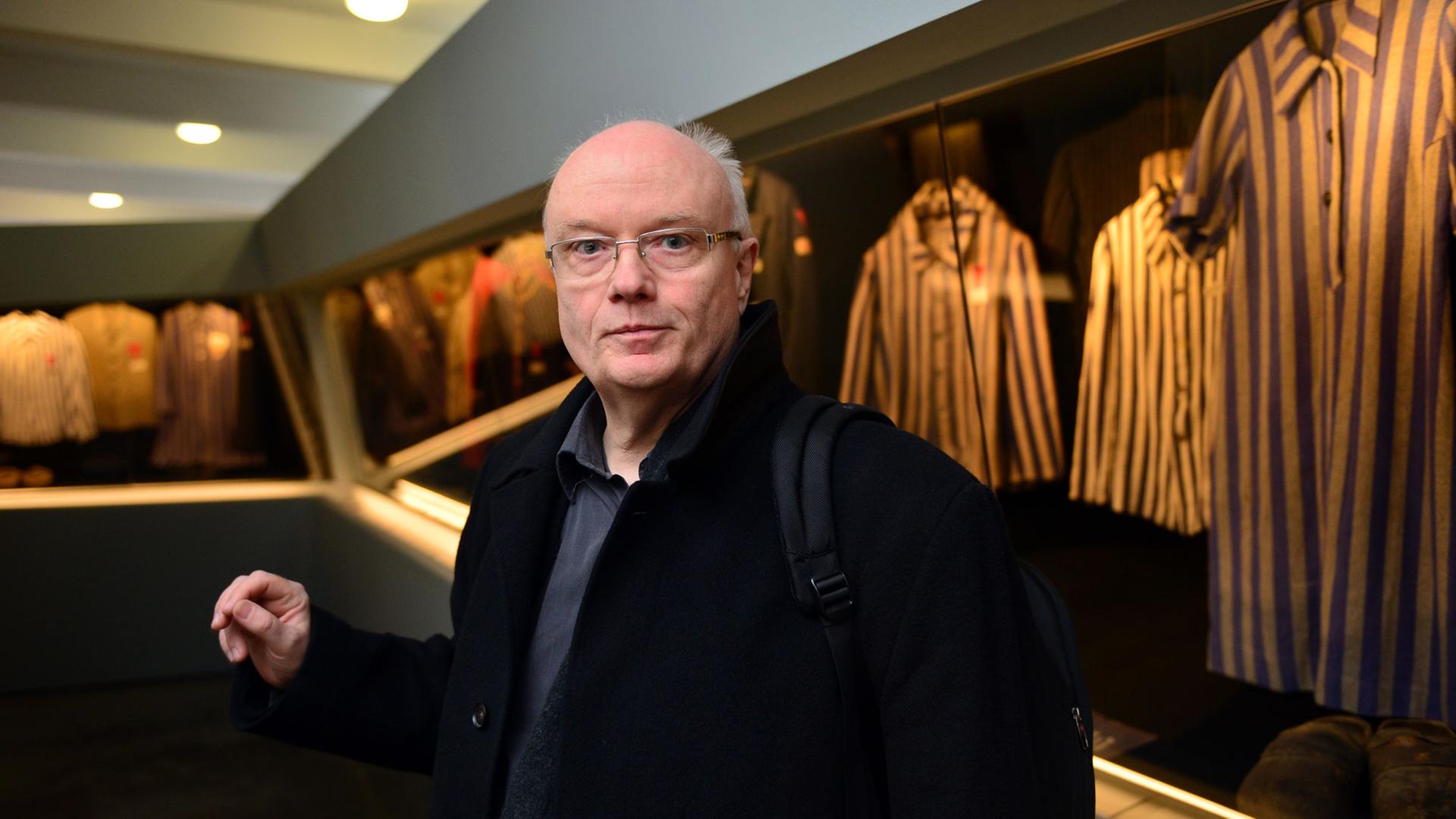 Volkhard Knigge, Direktor der Stiftung Buchenwald und Mittelbau-Dora, in der neuen Dauerausstellung "Buchenwald. Ausgrenzung und Gewalt 1937 bis 1945" in Buchenwald bei Weimar Volkhard Knigge, Direktor der Stiftung Buchenwald und Mittelbau-Dora, in der neuen Dauerausstellung "Buchenwald. Ausgrenzung und Gewalt 1937 bis 1945" in Buchenwald bei Weimar