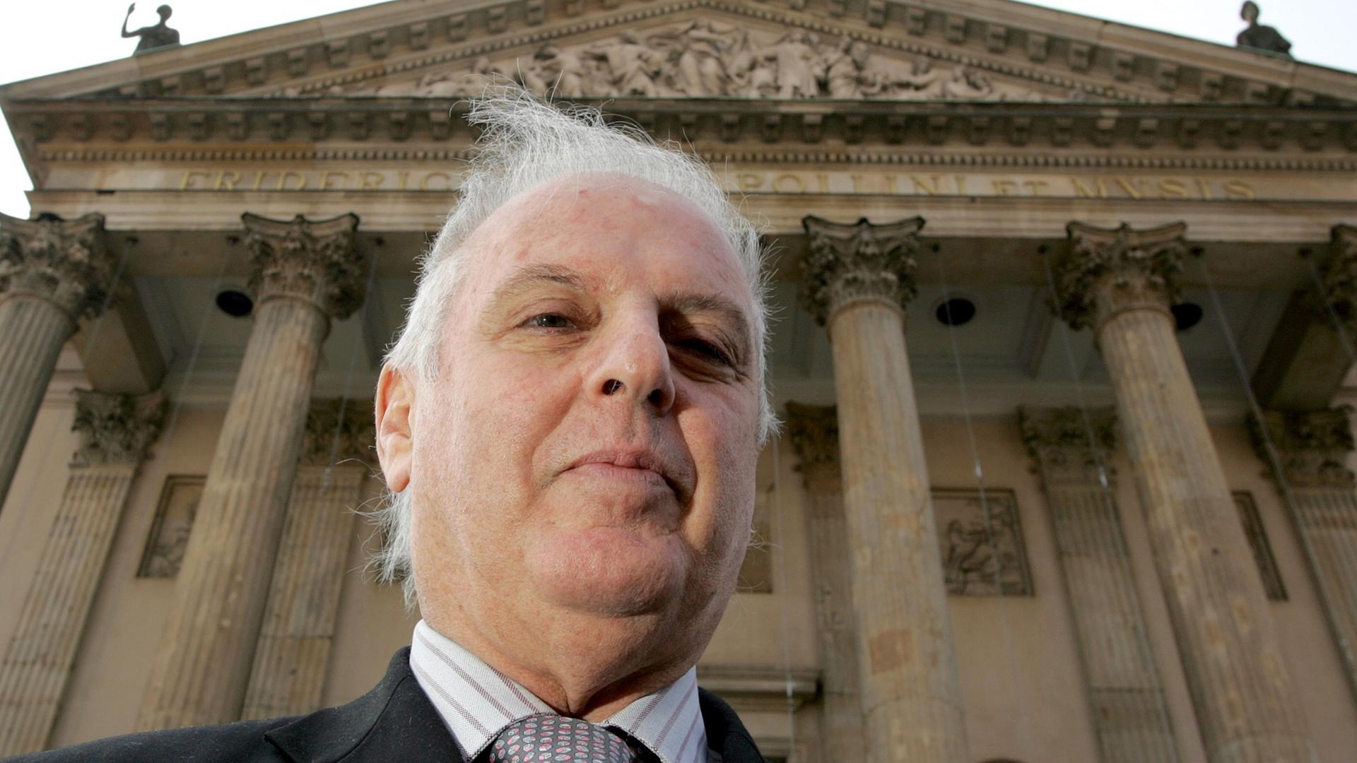 Der Dirigent Daniel Barenboim steht vor der Staatsoper in Berlin, die auch den neuen Pierre-Boulez-Saal der Barenboim-Said-Akademie beherbergt Der Dirigent Daniel Barenboim steht vor der Staatsoper in Berlin, die auch den neuen Pierre-Boulez-Saal der Barenboim-Said-Akademie beherbergt