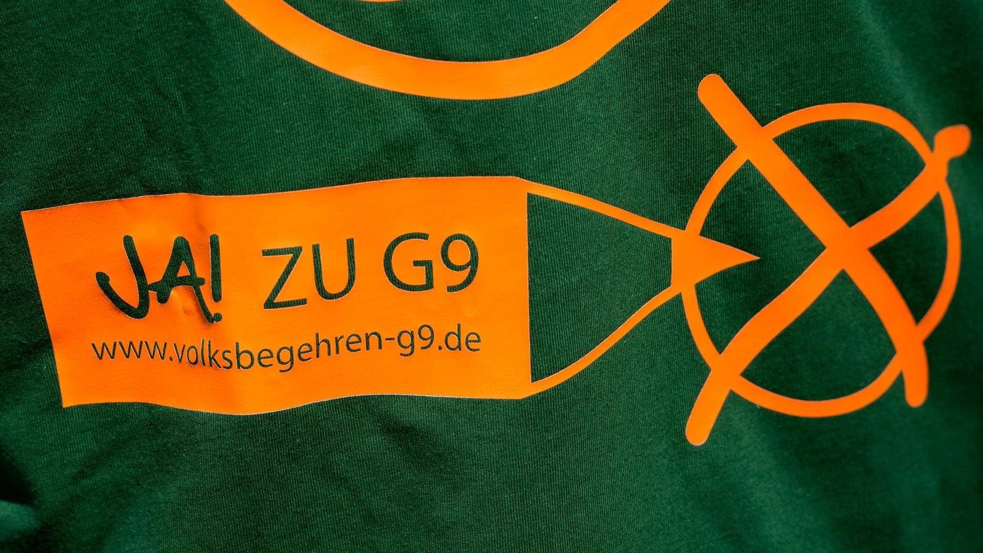 T-Shirt mit der Aufschrift "Ja! zu G9". T-Shirt mit der Aufschrift "Ja! zu G9".