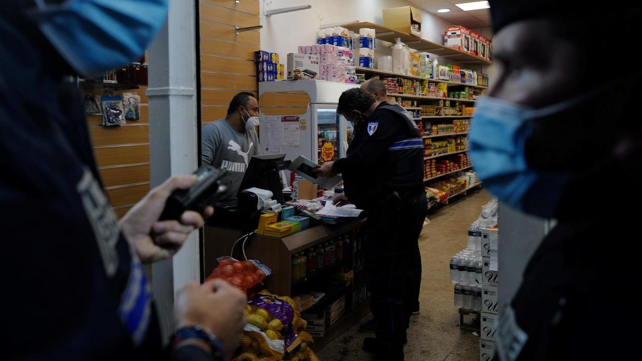 Das Foto zeigt, wie Polizisten in Nizza ein Geschäft kontrollieren. Das Foto zeigt, wie Polizisten in Nizza ein Geschäft kontrollieren.