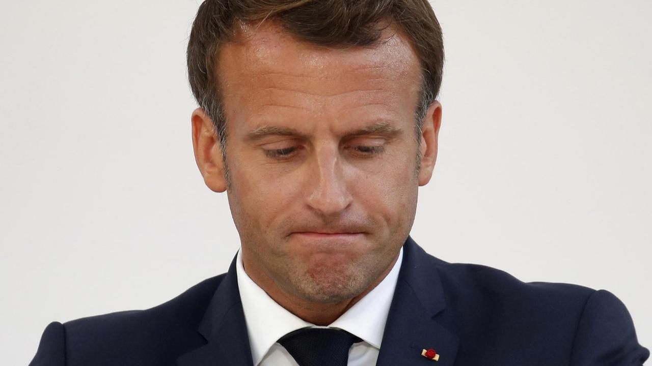 Ein Mann zieht zieht ein verkniffenes Gesicht. Ein Mann zieht zieht ein verkniffenes Gesicht.